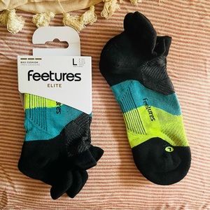 2 Pack! Feetures New Max Cushion Socks 2
